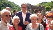 ВУЧИЋ СА НАРОДОМ У МАНАСТИРУ РАВАНИЦА: Председник се поклонио моштима Кнеза Лазара
