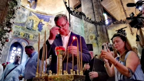 VUČIĆ SA NARODOM U MANASTIRU RAVANICA: Predsednik se poklonio moštima Kneza Lazara