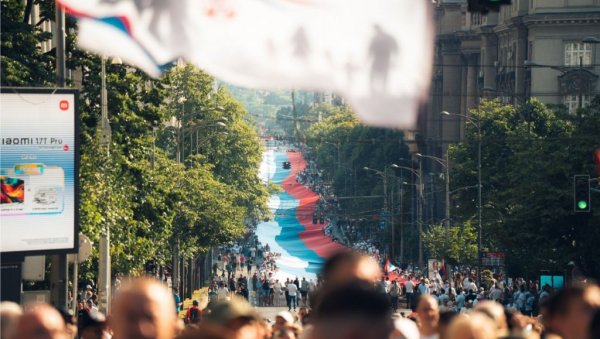 МОЋНЕ СЛИКЕ НАЈВЕЋЕ СРПСКЕ ЗАСТАВЕ: Уједињена Србија подржала Вучића