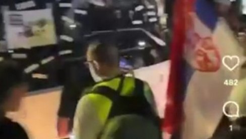 EVO ŠTA RADI ŠAČICA ZGUBIDANA: Stali ispred autobusa i narodu koji je došao da podrži predsednika nisu dali da prođe!