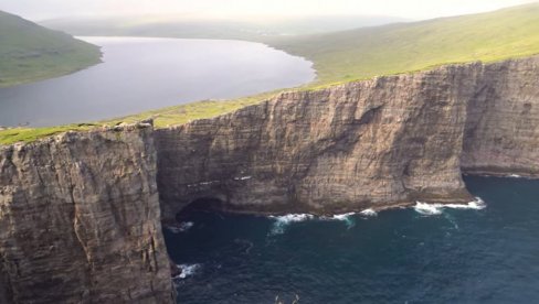 JEZERO IZNAD OKEANA: Prizor deluje kao fotomontaža - fascinantna igra prirode (VIDEO)
