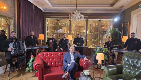 NEMA ODMORA:  Dok čeka šesto dete i unuku, Emir Habibović i dalje radi (FOTO)
