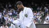 TENISKI SVET JE ZANEMEO! Novak Đoković otkopčao sako usred Vimbldona, a ono što je pisalo unutra zapalilo je planetu