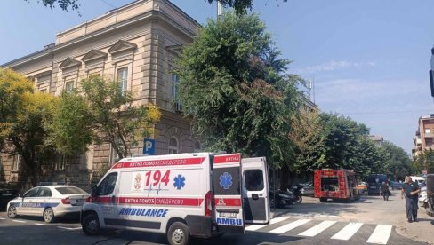 MUŠKARAC PRETI DA ĆE SKOČITI SA KROVA ZGRADE OKRUŽNOG ZATVORA U SMEDEREVU: U toku pregovori s policijom (FOTO)