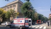 MUŠKARAC PRETI DA ĆE SKOČITI SA KROVA ZGRADE OKRUŽNOG ZATVORA U SMEDEREVU:  U toku pregovori s policijom (FOTO)
