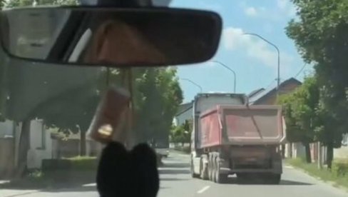 ЈЕЗИВ СНИМАК ИЗ ХРВАТСКЕ, ДЕВОЈКЕ ВИКАЛЕ: Не у аутобус, не!