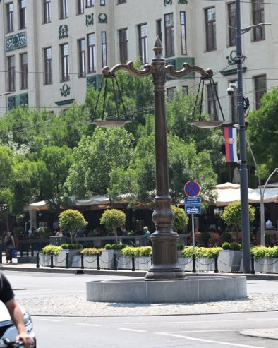 НОВИ СИМБОЛ БЕОГРАДА: Шапић поставио вагу на Теразије (ФОТО)