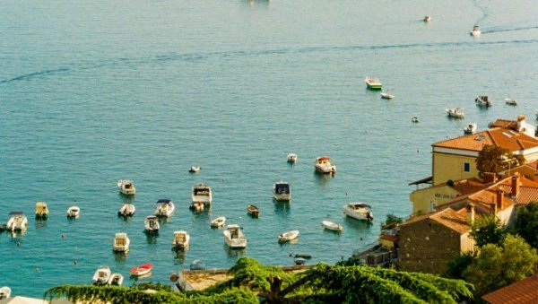 ХАОС НА ЈАДРАНСКОМ МОРУ: У сред ноћи испаљена црвена сигнална ракета, ово је разлог