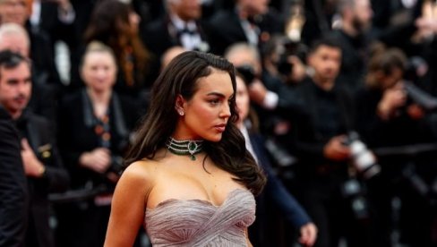 РОНАЛДОВА ВЕРЕНИЦА НА МЕТИ КРИТИКА НАВИЈАЧА ПОРТУГАЛА: Њена фотографија са трибина обишла свет (ФОТО)
