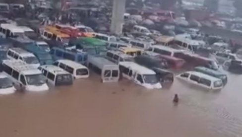 ČAK 59 MRTVIH U KATASTROFALNIM POPLAVAMA: LJudi plivaju po ulicama, jezive scene