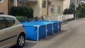 БЕЛИ ГРАД ТО НЕ ПАМТИ: Бака насред улице ставила базен - на Дубраву стигла полиција (ВИДЕО)