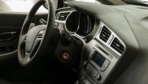 ZA PUNJENJE OD 4.000 DO 6.000 DINARA: Gužve u auto-mehaničarskim radnjama, vozači dopunjavaju klima uređaje
