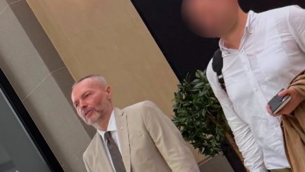 АЛЕКСАНДАР ОЛЕНИК ИЗМИСЛИО АФЕРУ ЗВУЧНИ ТОП: Ево га у Галерији коју је створио зли Вучић како се шврћка и ужива