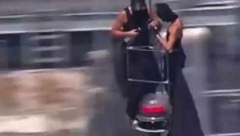 ZALJUBLJENI PAR PUŠTEN NA SLOBODU: Rusi koji su se peli na Empajer stejt bilding više nisu u pritvoru