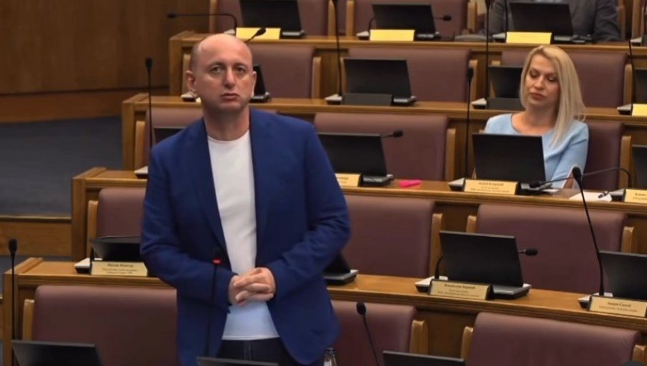 ПОКУШАЈ ОЖИВЉАВАЊА ПОЛИТИЧКОГ ЗОМБИЈА РАНКА КРИВОКАПИЋА Кнежевић загрмео: Ово нису уставне промене, него вуду враџбине (ВИДЕО)