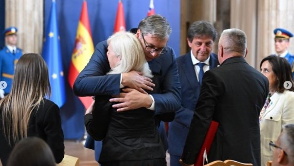 ЕМОТИВНА ПОРУКА ВУЧИЋА ИЗ ПРЕДСЕДНИШТВА: Жртве наших хероја обавезују државу да чувамо успомену на њих