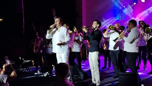 KEBO, ŠTA URADI TO? Dragan Kojić na spektakularan način stigao u Niš sa trubačima (FOTO)