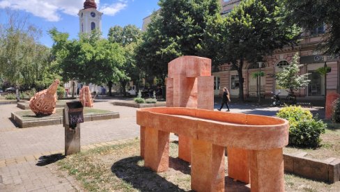 У КИКИНДИ ПОЧЕО 45. ВАЈАРСКИ СИМПОЗИЈУМ „ТЕРРА“: Изложба скулптура означила нову колонију (Фото)