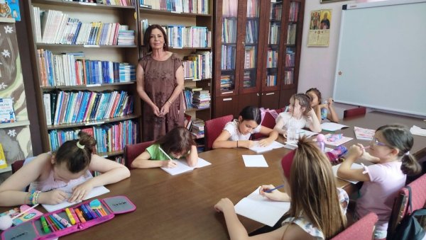 ДЕЦО, ЛЕТУЈТЕ У БИБЛИОТЕЦИ: За ученике су почеле занимљиве креативне радионице