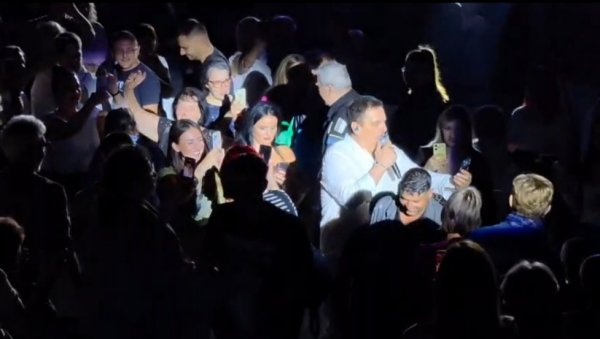 ОПШТЕ НАРОДНО ВЕСЕЉЕ: Нишлије су приредиле Драгану Којићу Кеби нешто што се ретко виђа (ФОТО)