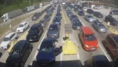 ГУЖВЕ НА ГРАДИНИ ВЕЋЕ НЕГО НА ПРЕШЕВУ: Колонама нема краја