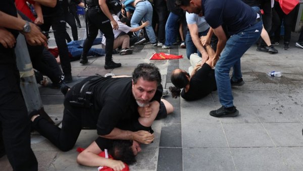 ХАОС У АНКАРИ ПРЕД НАТО САМИТ: Више од 100 ухапшених на протесту против алијансе (ФОТО/ВИДЕО)