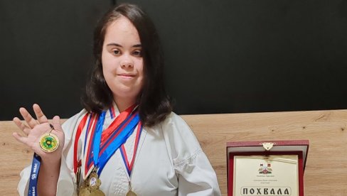 АНЂЕЛА НЕ ЗНА ЗА ПРЕПРЕКЕ: Каратисткиња из Лајковца са Дауновим синдромом побеђује и противнике и предрасуде (ФОТО)