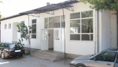 ЛОПОВИ УПАЛИ У ЗДРАВСТВЕНИ ЦЕНТАР У ВРАЊУ: Украли батаке и смрзнуту рибу, па прешли у администрацију