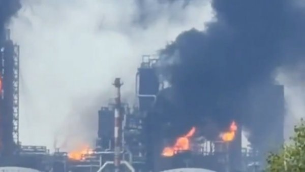 БУКТИ КЉУЧНО ПОСТРОЈЕЊЕ У СИБИРУ: Украјина погодила највећу рафинерију нафте у Русији (ФОТО/ВИДЕО)