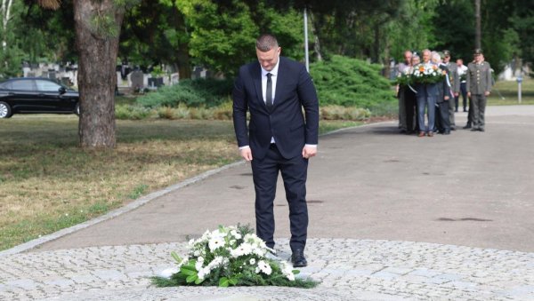 НОВИ САД НЕГУЈЕ АНТИФАШИСТИЧКУ ТРАДИЦИЈУ: Положени венци на спомен гробљу поводом 7. јула Дана устанка