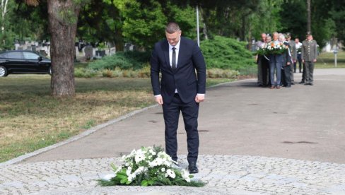 НОВИ САД НЕГУЈЕ АНТИФАШИСТИЧКУ ТРАДИЦИЈУ: Положени венци на спомен гробљу поводом 7. јула Дана устанка