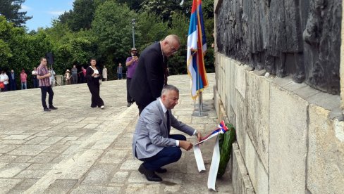 ПОСВЕЋЕНИ НЕГОВАЊУ КУЛТУРЕ СЕЋАЊА: Предраг Вулетић положио венац на споменик Победа на Иришком венцу