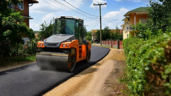 ИЗГРАДЊА ПУТНЕ ИНФРАСТРУКТУРЕ У ЋУПРИЈИ: Почело асфалтирање 13 уговорених улица