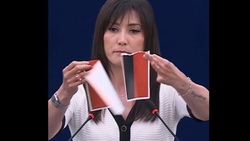 ŠOK U EVROPSKOM PARLAMENTU: Poljska poslanica pocepala zastavu ukrajinske vojne jedinice