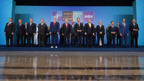СТАЛНО СЕ ВРПОЉИ: Стручњак за говор тела објаснила сусрет Трампа и Зеленског и открила ко се уплашио