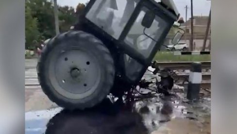 (УЗНЕМИРУЈУЋИ ВИДЕО) Воз разнео трактор