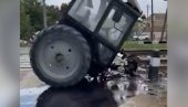 (УЗНЕМИРУЈУЋИ ВИДЕО) Воз разнео трактор