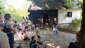 POČELO LETO U ZAVIČAJU U TRŠIĆU: Učenici iz dijaspore uče srpski jezik, istoriju, tradiciju i kulturu