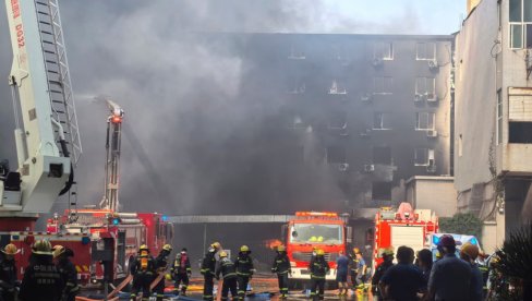 ОГРОМАН ПОЖАР У ФАБРИЦИ ОБУЋЕ: Драматични призори из Кине (ВИДЕО)