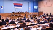 РЕПУБЛИКА СРПСКА ЗАБРАНИЛА УСТАШКЕ СИМБОЛЕ И ЗЛАТНЕ ЉИЉАНЕ Усвојена измена закона, провокације више неће бити толерисане (ВИДЕО)