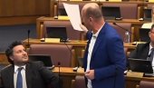 ПУКЛА БРУКА: Милан Кнежевић показао компромитујућу Спајићеву фотографију у парламенту (ВИДЕО)