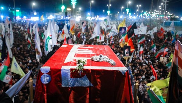 САХРАЊЕН АЛИ ХАМНЕИ: Последњи испраћај у Мешхеду, одјекивали повици „Смрт Америци“ и „Смрт Израелу“
