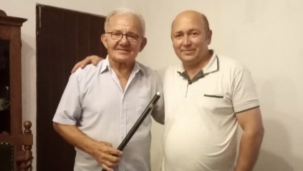 ФРУЛА СЕ БИРА ПРЕМА ЧОВЕКУ: Милан Крсмановић из Чукојевца код Краљева чува традицију израде древног инструмента