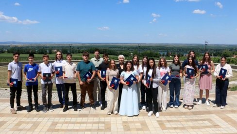 ZLATNICI UČENICIMA GENERACIJE U SMEDEREVU: Svečanost u velelepnom kraljevskom letnjikovcu Obrenovića (FOTO)