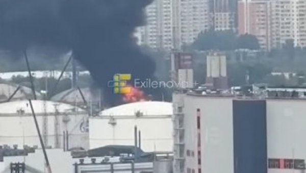 УДАР НА РУСКУ ЖИЛУ КУЦАВИЦУ, ЦРНИ ДИМ НАД МОСКВОМ: Брутално погођена рафинерија у престоници (ВИДЕО)