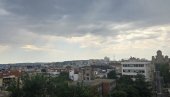 OBLACI DONELI MRAK U PODNE: Pljušti u centru Beograda (FOTO/VIDEO)