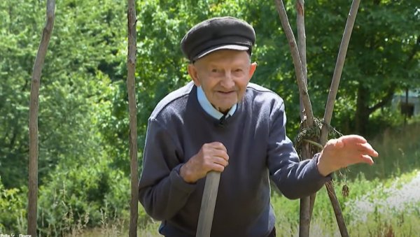 ДЕДА МИЛОШ ОТКРИВА КОЈА ЈЕ ТАЈНА ДУГОВЕЧНОСТИ: Храбро гази га стотој години, са осмехом и штапом преко ливаде до врта (ВИДЕО)