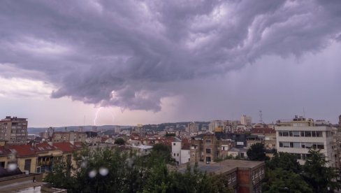 UPALILI SE METEOALARMI U SRBIJI: Snažno nevreme i grad kidaju ka istoku - RHMZ izdao hitno upozorenje