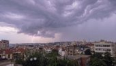 UPALILI SE METEOALARMI U SRBIJI: Snažno nevreme i grad kidaju ka istoku - RHMZ izdao hitno upozorenje