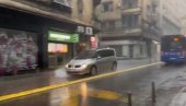 SNAŽAN PLJUSAK U BEOGRADU: Kiša lije kao iz kabla (VIDEO)